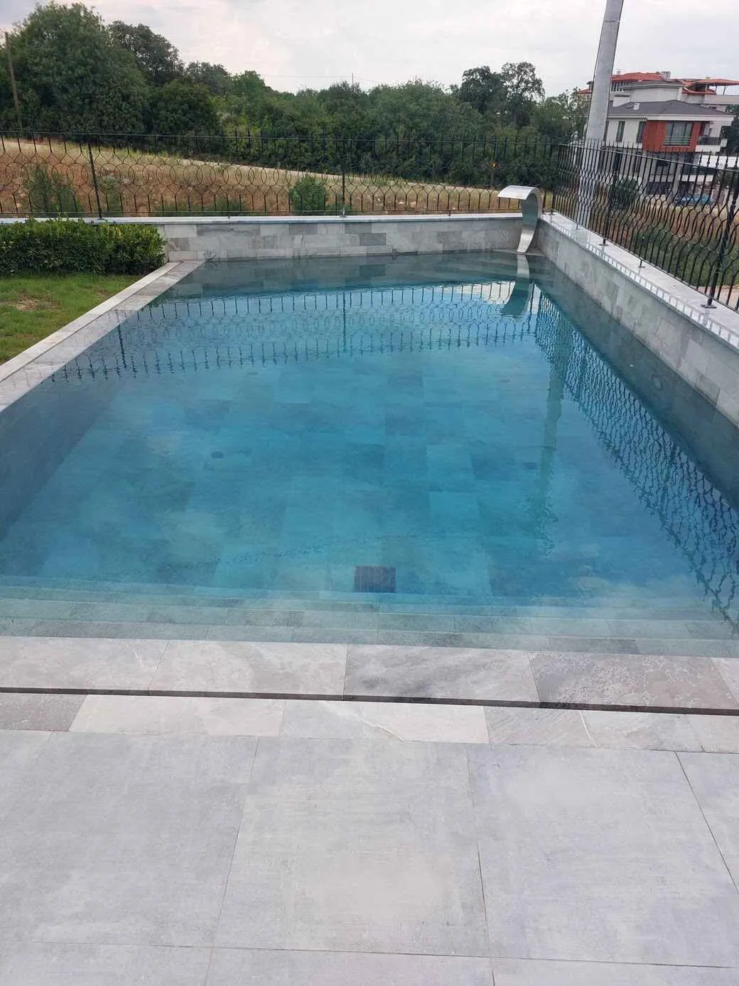 Safir Havuzları'yla hayalinizdeki havuza kavuşun. Uzman tasarım ve imalat hizmetleriyle kaliteli bir havuz deneyimi yaşayın.